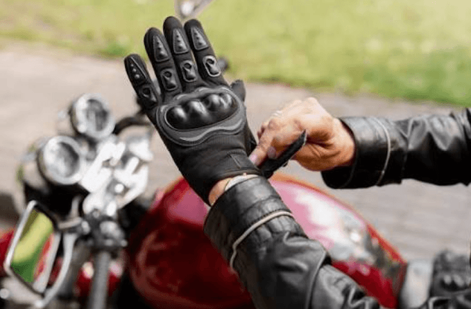 How Riders Choose Gloves for Better Control in Different Weather